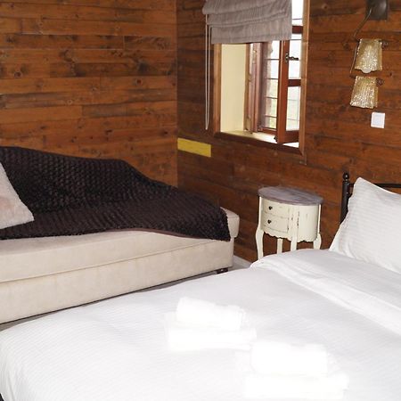 Ikojenia Traditional Lodge Pápingo Eksteriør bilde