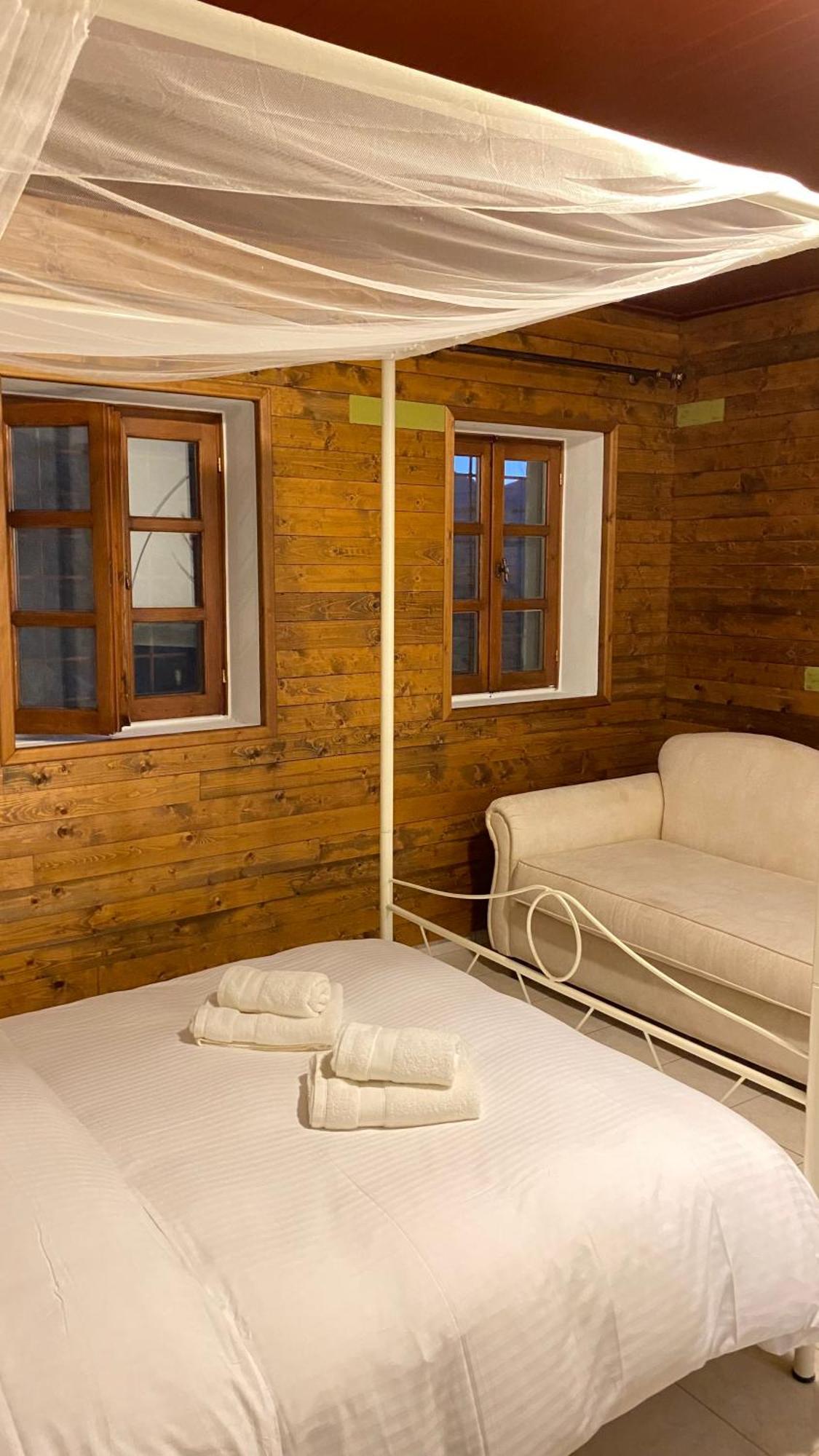Ikojenia Traditional Lodge Pápingo Eksteriør bilde